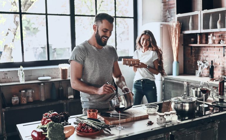 Makeup Tips and Fashion Tricks: Daniela Roberts Teaches us What’s New